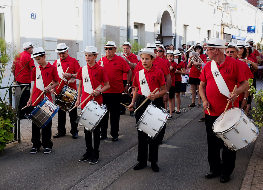 Défilé de la fanfare la Stéphanoise à Saint-Philbert-de-Grand-Lieu